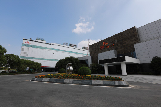 중국 우시에 있는 SK하이닉스 공장 전경. <SK하이닉스 제공>